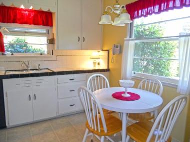 The tile in this kitchen looks new! Such a well-maintained home!!