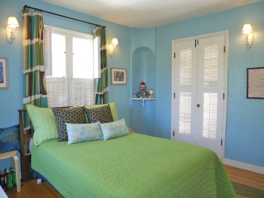 Charming third bedroom with original hardwood floors, walk-in closet, French doors to balcony (currently under construction), and two coved niches for books, knick knacks, art, .... even sock monkeys! 3105 Pine St., Riverside