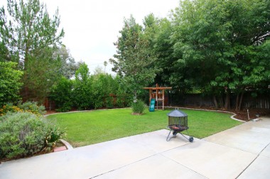 Look at this gorgeously manicured backyard. Room for a pool and/or garden too!