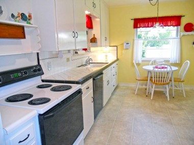Spectacularly cute kitchen! It's bright, it's clean, and it's super spacious!