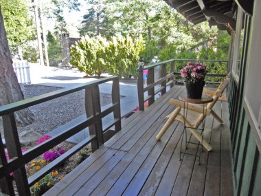 Large front porch -- gateway to cabin happiness!