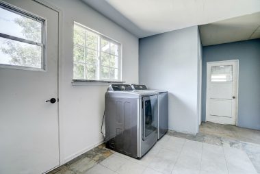 Laundry room (washer/dryer included).