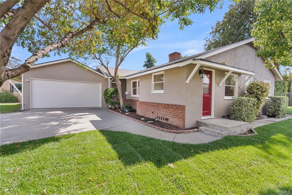 Side door which leads to the walk-in pantry/potential indoor laundry room.