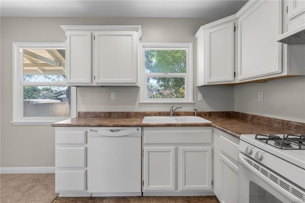 Lovely kitchen with dishwasher and gas stove. Refrigerator incluided!