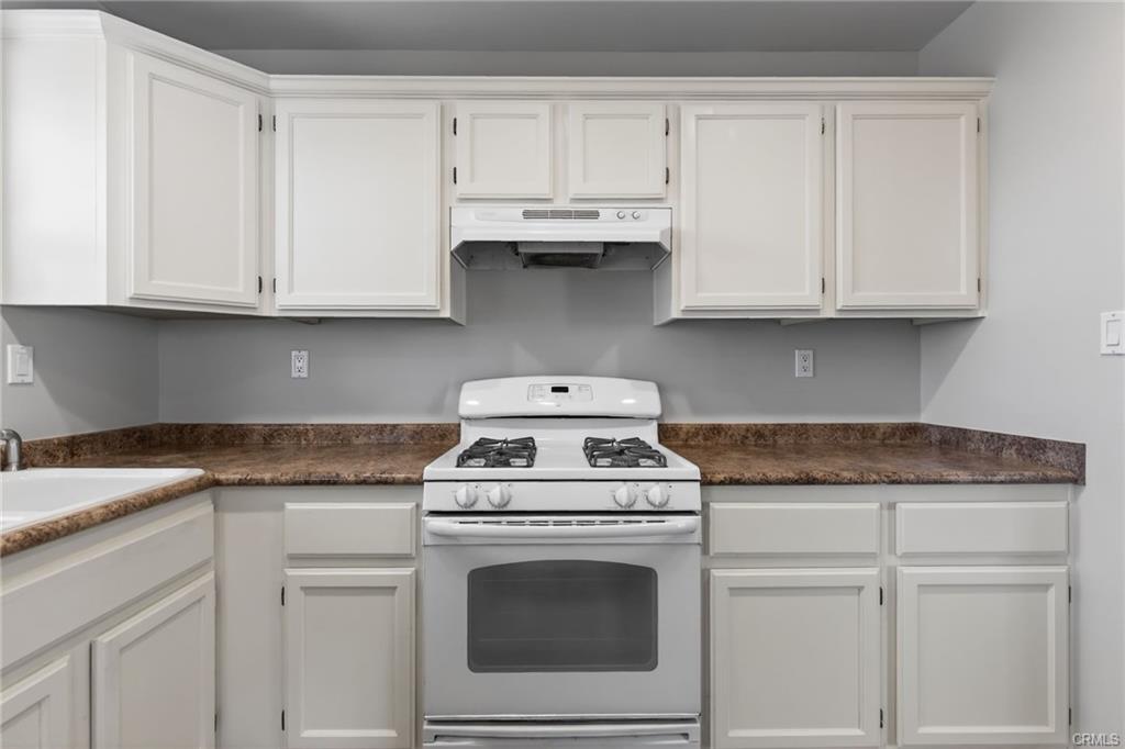 Gas stove in the lovely kitchen, with dishwasher and included refrigerator!