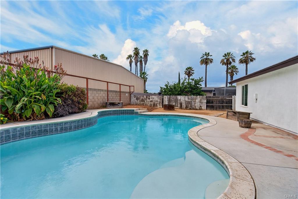 Another view of pool and back of house.