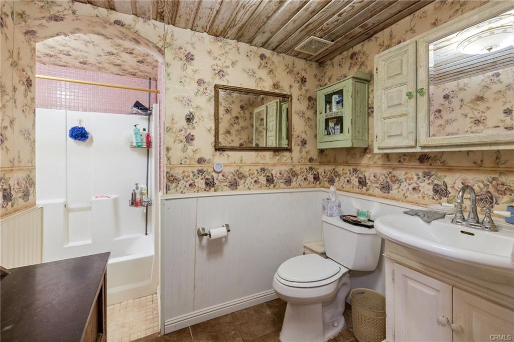 MAIN HOUSE: Bathroom with full bathtub in a cute little alcove.