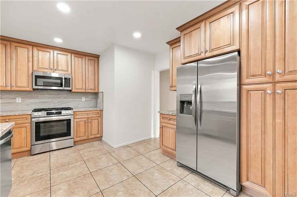 Unstaged/original photo of kitchen